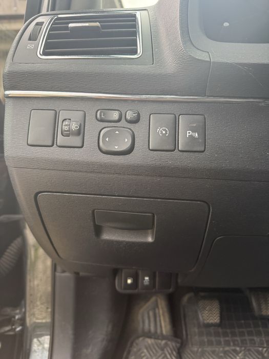 Toyota avensis 2012
