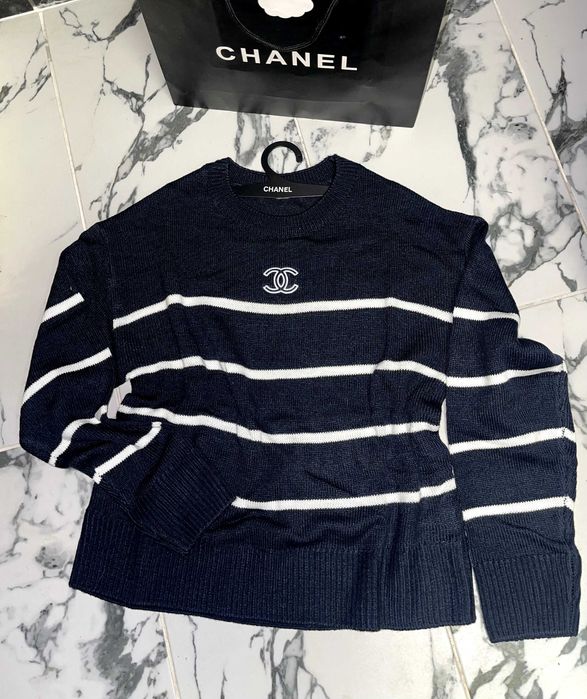 продавам тъмно син пуловер на райе на шанел chanel с чанта много мек