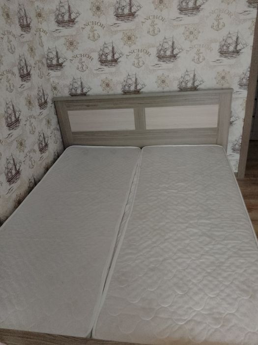 Матрас беспружинный в отличном состоянии.