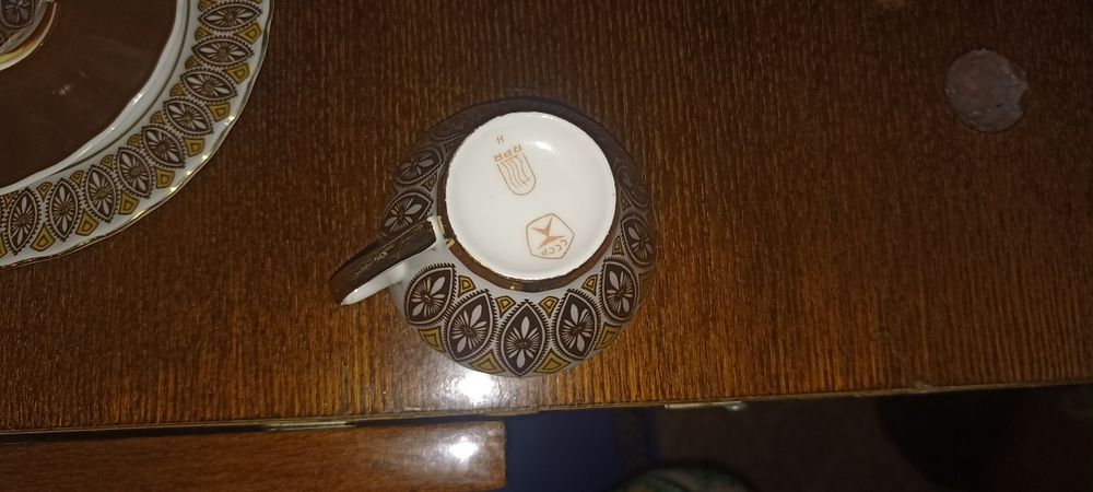 Продаю кофейные чашечки с блюдцами