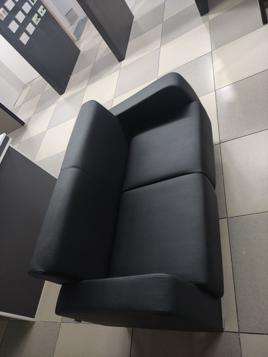 Кожаный диван, на две персоны