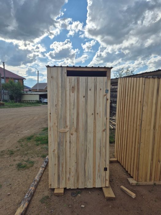 Деревянный туалет