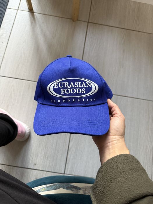 Кепка с печатью.