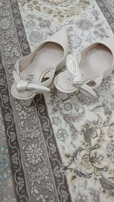 Белые босоножки на каблуке.