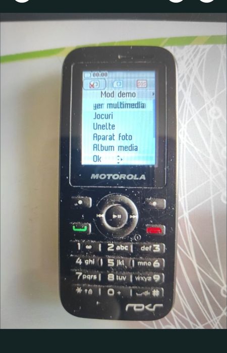 Telefon Motorola cu taste și camera, mic, compact, robust, foarte practic.
