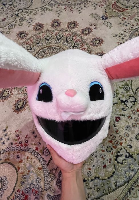 Белый шлем GIKE и кролик