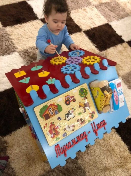 Бизидомик размером 51*51*67 см. Бизиборд. Развивает мелкую моторику.