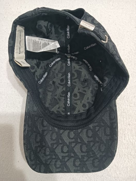 Vând șapcă Calvin klein