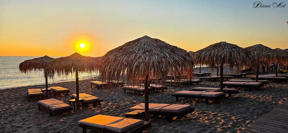 Umbrelă de plajă făcută din frunze de palmier