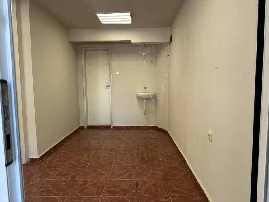 Дава се под наем Магазин в Варна, Гранд Мол Варна - 15 кв.м за 204 € - Снимка #1