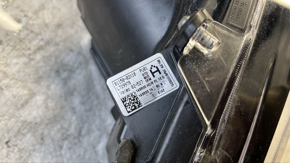 Toyota Corolla E210 десен и ляв фар