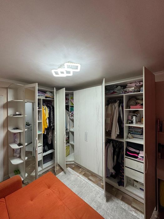 Угловой вместительный шкаф