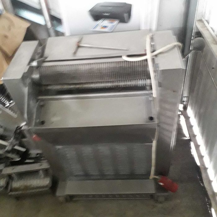 Vand utilaje de macelarie .