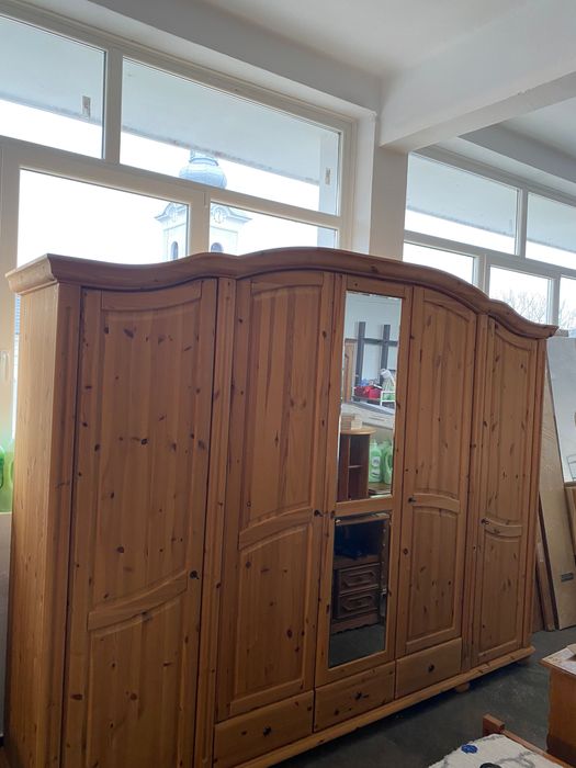 Mobila  frumoasa din lemn masiv