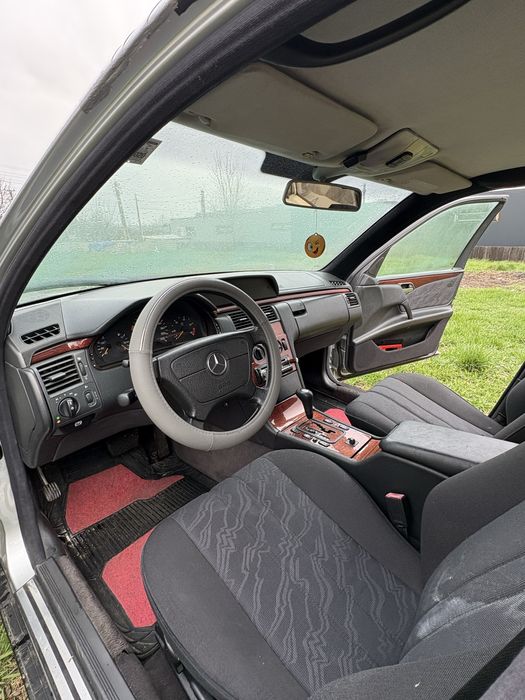 Vând mașina funerară Mercedes - Benz E 290