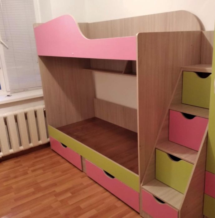 Двухъярусная кровать лестницей-полками