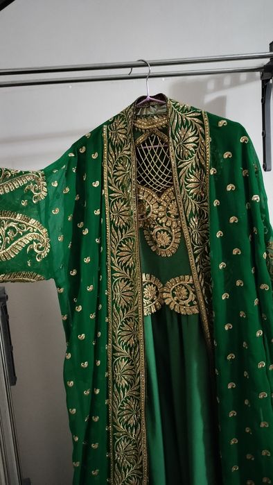 Зелёный ансамбль с короной .Зелёное Вечернее платье с короной