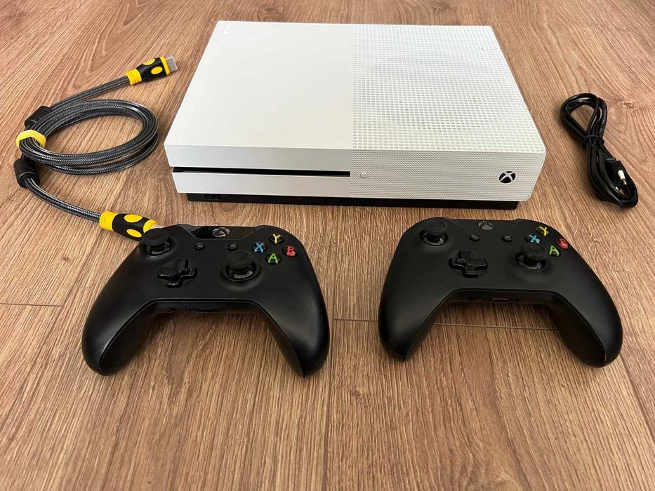 Consola XBOX ONE S Microsoft cu 2 manete originale,perfect functionala