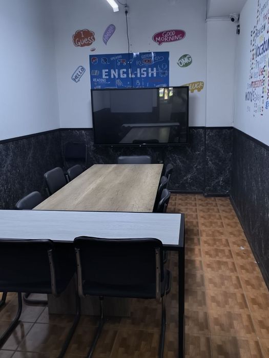 O'quv markazi yoki ofis uchun stol stullar
