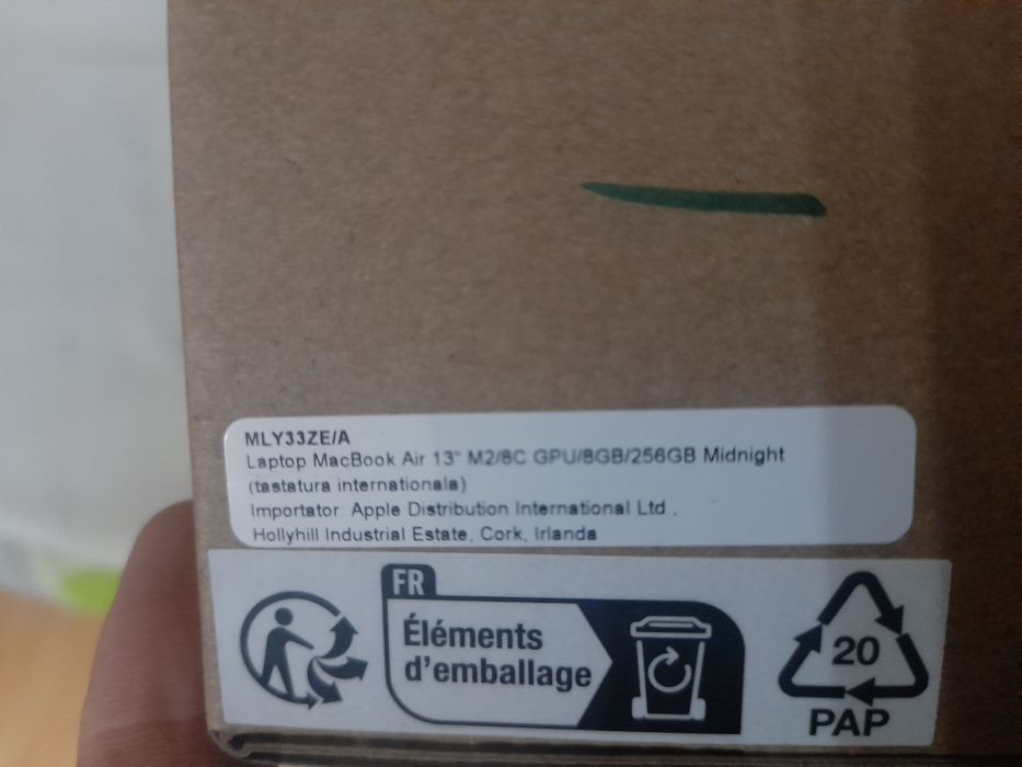 Apple MacBook Air 13" cu procesor Apple M2, 8 nuclee CPU si 8 nuclee