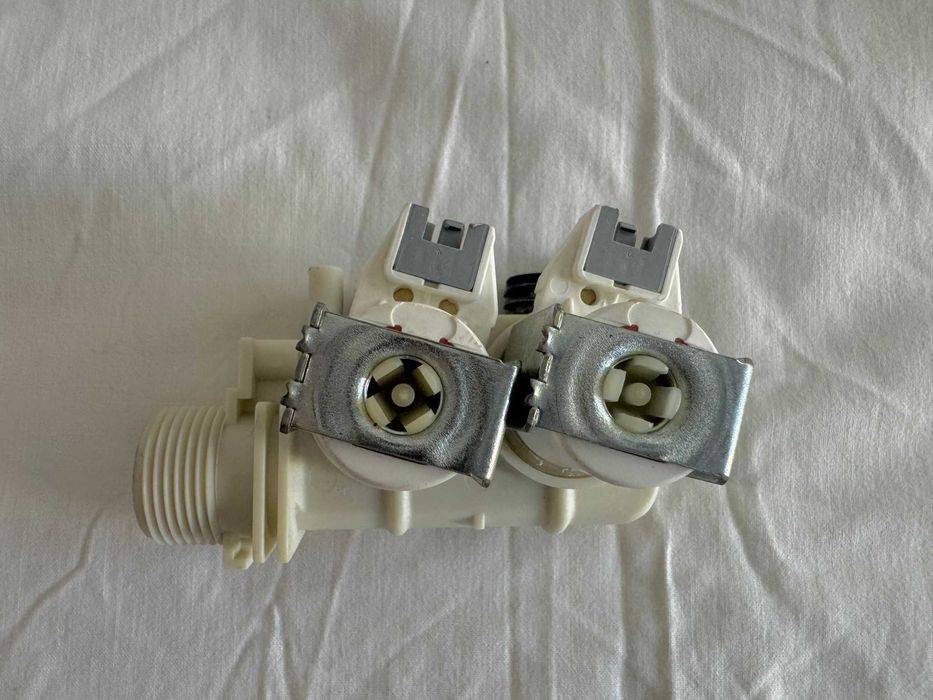 Двигател / електромотор и винтил от пералня Hotpoint Ariston