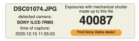 Sony A7R III + вертикальный хват Sony + 2 оригинальные батареи Sony