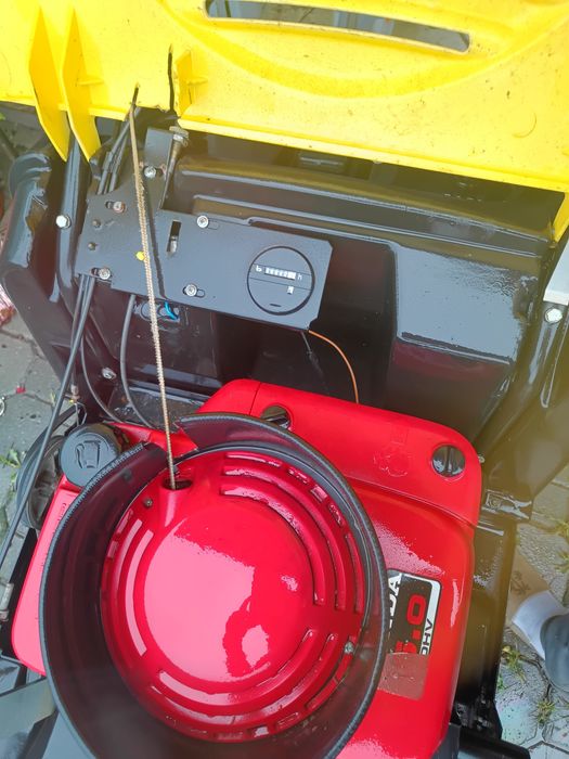 Mașina de maturat și aspirat pe benzină