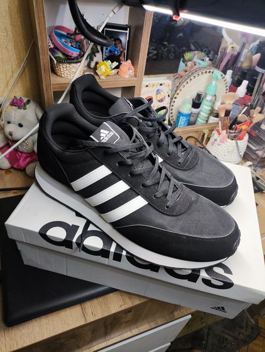 Продам кроссовки Adidas originals