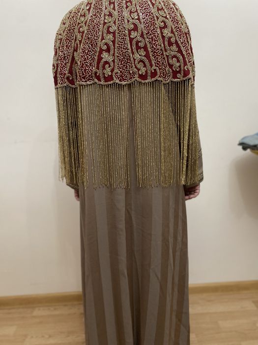 Платье с накидкой