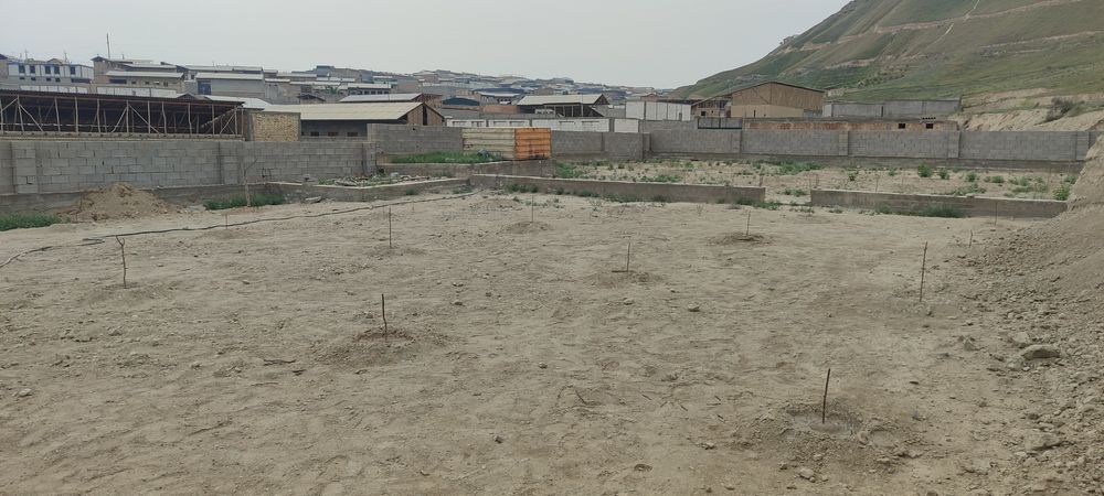 Koʻchmas mulk 5 sotikdan 2 norma yonma-yon joylashgan yer sotiladi