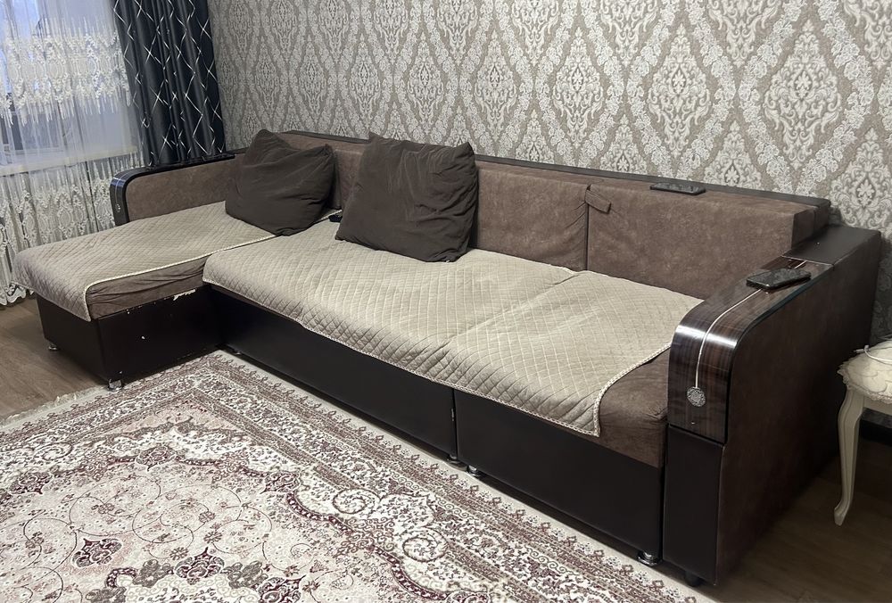 Угловой диван, коричневый цвет