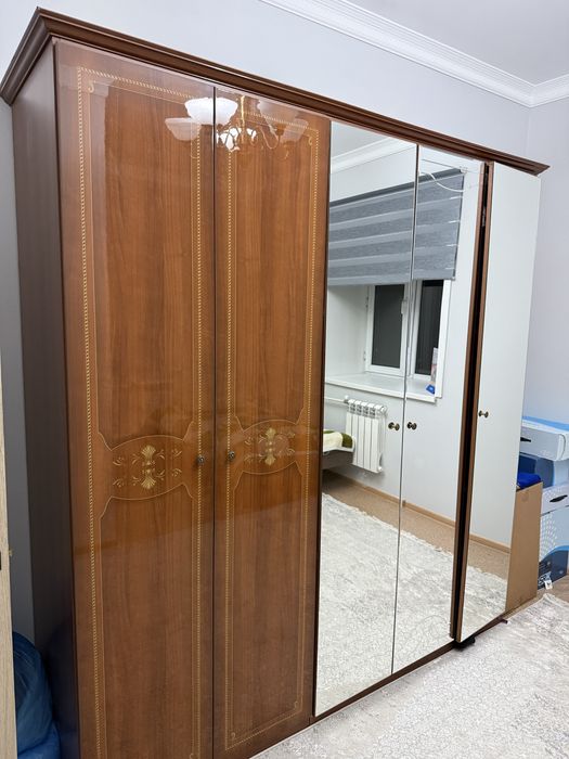 Шкаф и стол прода