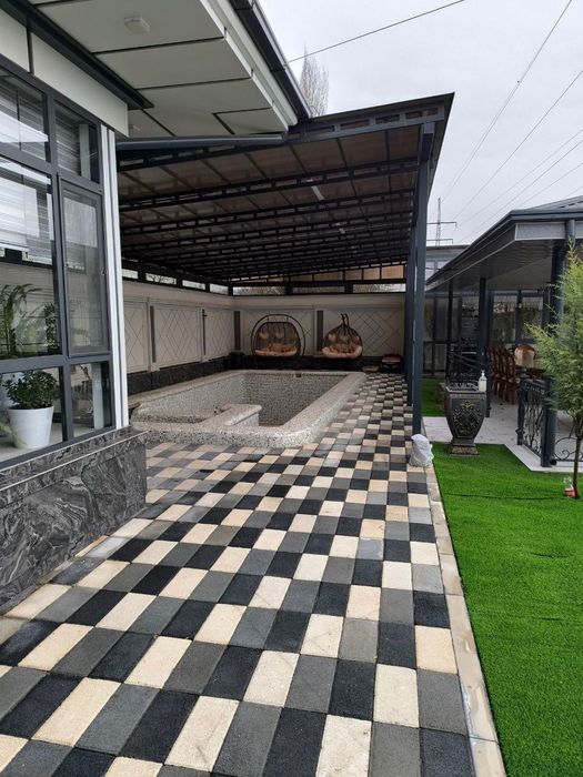 shaharda 12 sotuxli hovlili uy, 5 xonali, barcha sharoitga ega