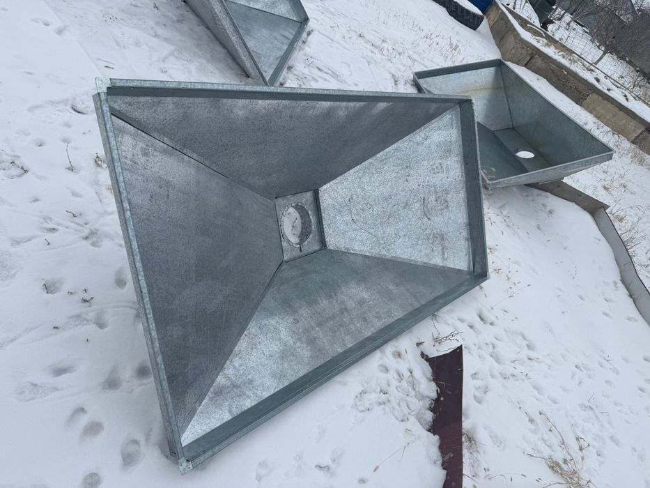 Зонты вытяжки, лабораторные, б/у.