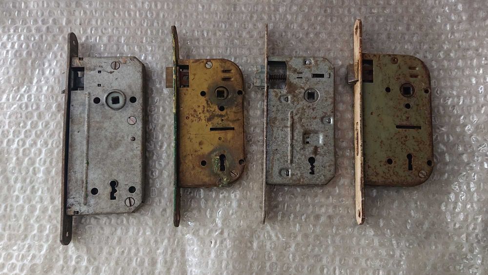 Стари брави.Двете са здрави.Другите две за части.