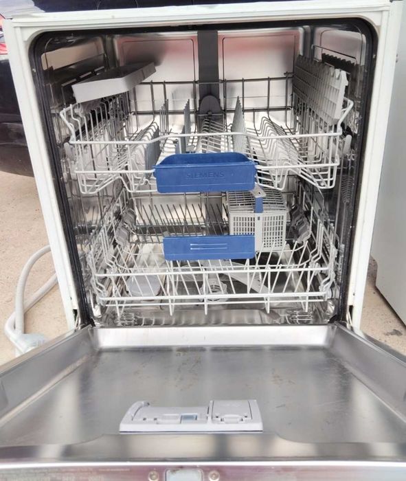 Продавам съдомиялна машина SIEMENS 60см. за вграждане.