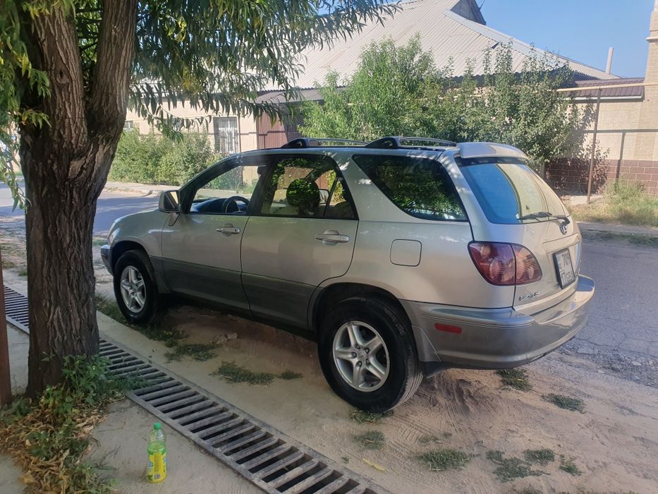 Автомобиль Лексус РХ 300