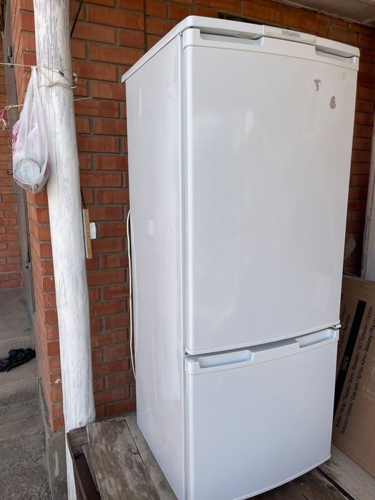 Почти новый холодильник