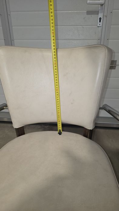 Scaune cu picioare de lemn și mânere din inox