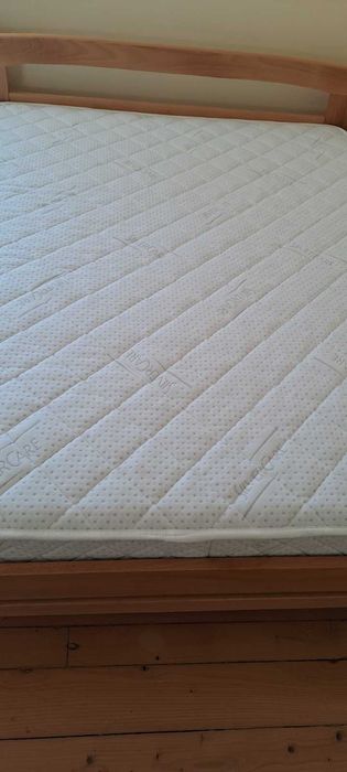 Продавам масивно легло от бук с матрак – не използвано