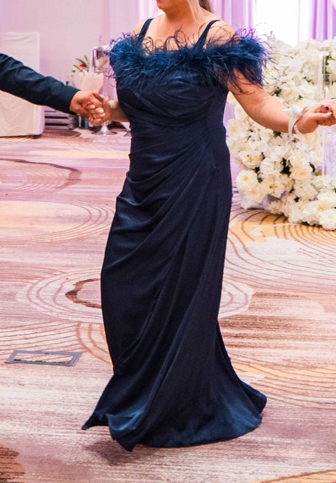 Официална рокля с пера