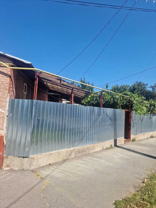 Casă 3 camere, colț de stradă, 800 m Shopping City — centrală, baie, pivniță