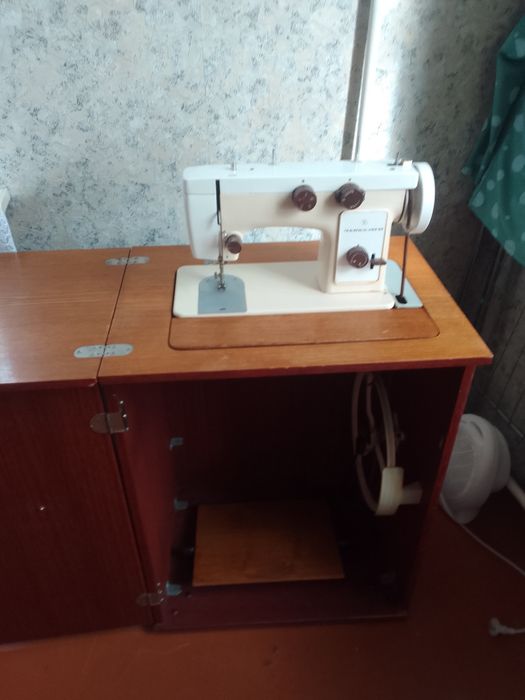 Продам швейную машинку