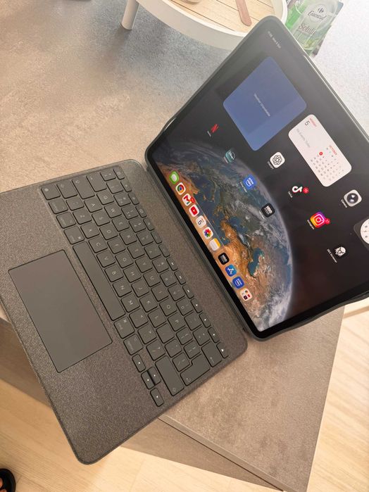 iPad Pro 12.9-inch (5th generation) 256GB , Procesor M1 + Apple Pen + Husa Logitech cu Tastatura