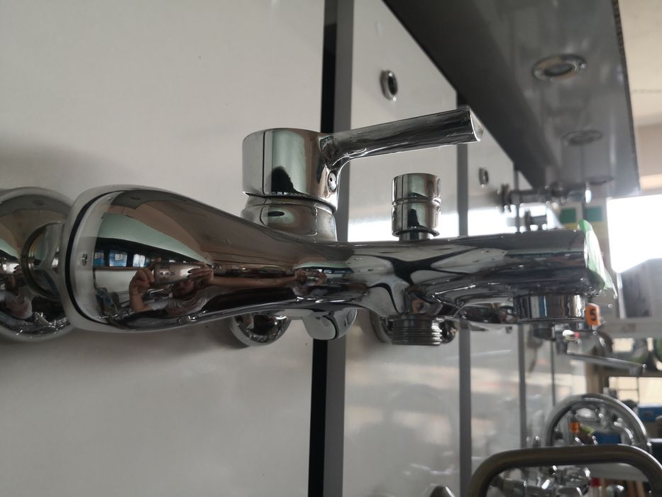 Смесител за баня с изход за слушалка