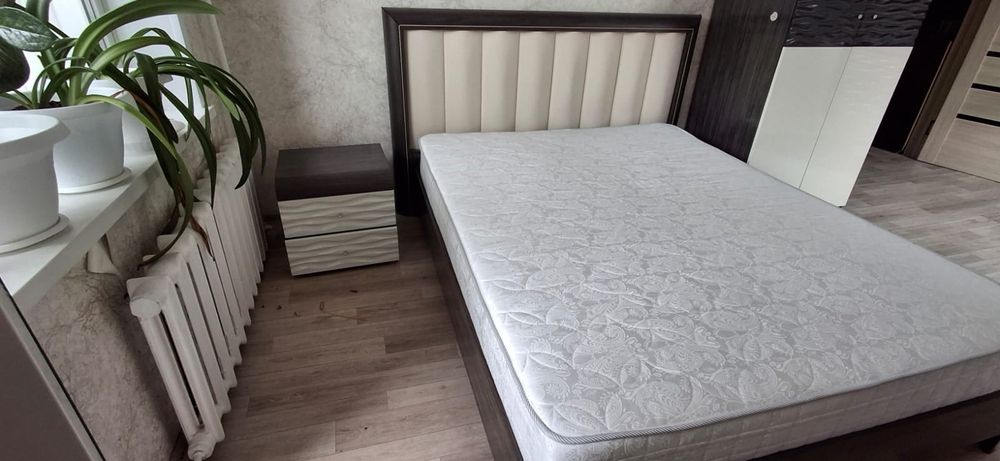 Продам двуспальнюю  кровать с матрасом