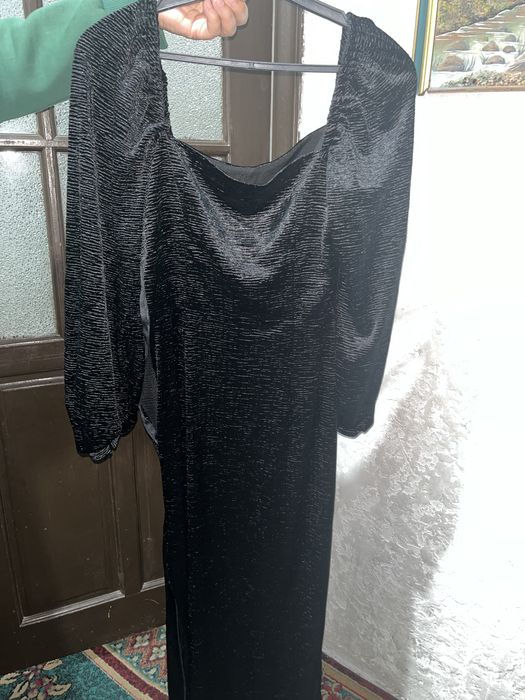 Чёрное элегантное платье бренда Lichi.