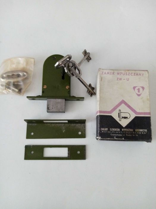 Стар полски катинар, здраво затварящ, брава с обикновен ключ и дръжки