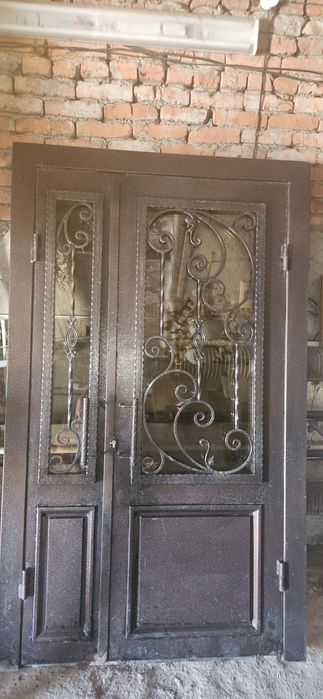 Продам железную двустворчатую дверь