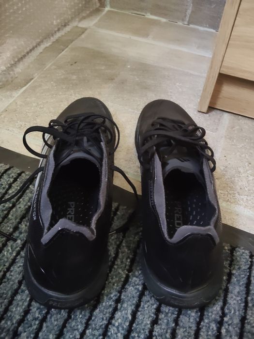 Pantofi sport Adidas special concepuți pentru jocul pe teren sintetic